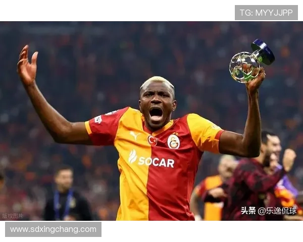 欧冠看台致敬亡母奥斯梅恩泪崩 欧冠看台致敬亡母奥斯梅恩泪崩